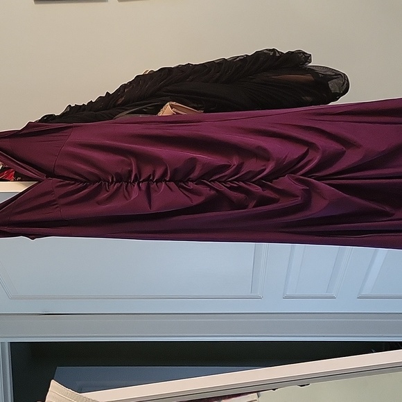 Beautiful flattering Gathered Dress - Picture 2 of 4